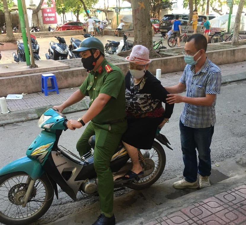 Người cao tuổi được CSKV hỗ trợ di chuyển đến điểm làm căn cước