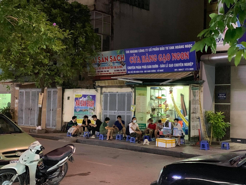 Vỉa hè khu vực Khu đô thị Nam Cường, phường Cổ Nhuế 1, một quán trà đá vô tư mở hàng đón khách Vỉa hè khu vực Khu đô thị Nam Cường, phường Cổ Nhuế 1, một quán trà đá vô tư mở hàng đón khách