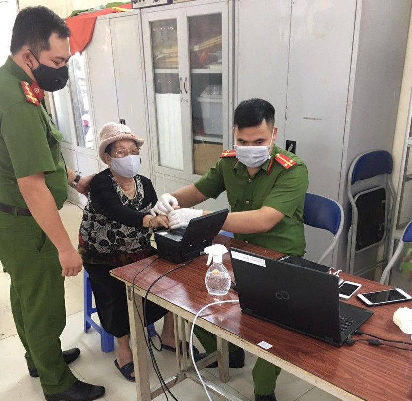 Người dân đến làm căn cước công dân gắn chip tại phường Vĩnh Phúc