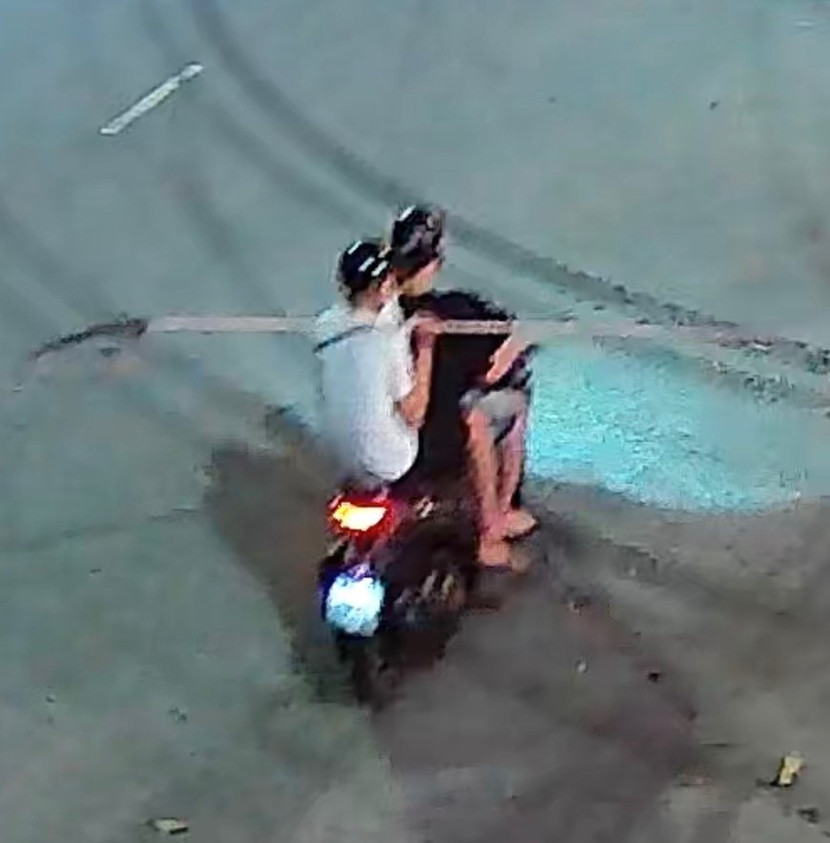 Hình ảnh các đối tượng vác hung khí đánh nhau