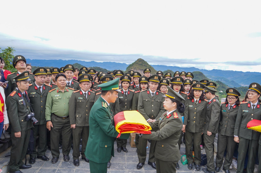 Hành trình “Nghĩa tình biên giới” của cán bộ chiến sỹ Phòng tham mưu Công an Hà Nội ảnh 4 Hành trình “Nghĩa tình biên giới” của cán bộ chiến sỹ Phòng tham mưu Công an Hà Nội ảnh 4