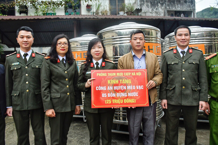 Đại diện đoàn công tác trao quà tặng Công an huyện Mèo Vạc Đại diện đoàn công tác trao quà tặng Công an huyện Mèo Vạc
