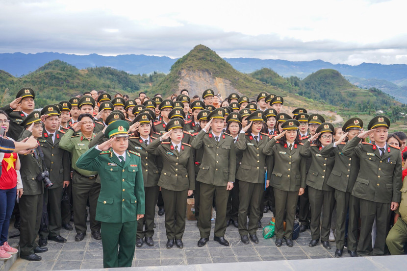 Cán bộ chiến sỹ phòng Tham mưu Công an Thành phố Hà Nội thực hiện nghi thức chào cờ tại Cột cờ Lũng Cú Cán bộ chiến sỹ phòng Tham mưu Công an Thành phố Hà Nội thực hiện nghi thức chào cờ tại Cột cờ Lũng Cú