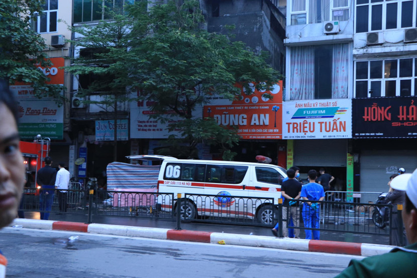 Hai nạn nhân được đưa ra ngoài Hai nạn nhân được đưa ra ngoài