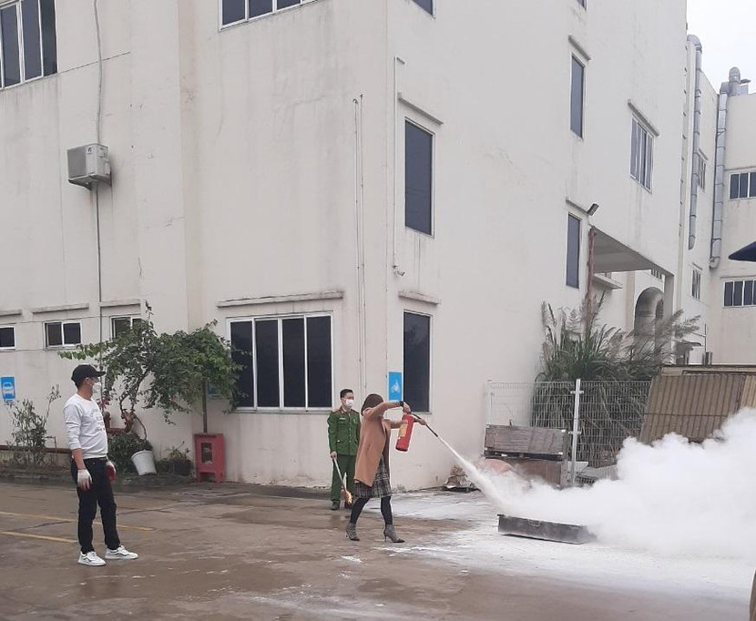 Cán bộ PCCC hướng dẫn người dân tham gia công tác chữa cháy