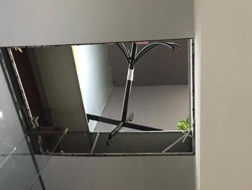 Hai người rơi từ tầng 2 xuống đất do thủng trần