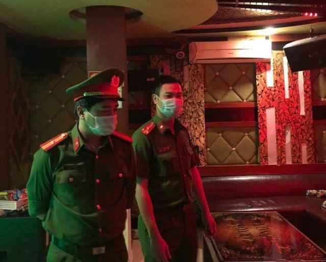 Công an Hà Nội kiểm tra, xử phạt nghiêm các cơ sở cố tình hoạt động bất chấp lệnh cấm Công an Hà Nội kiểm tra, xử phạt nghiêm các cơ sở cố tình hoạt động bất chấp lệnh cấm