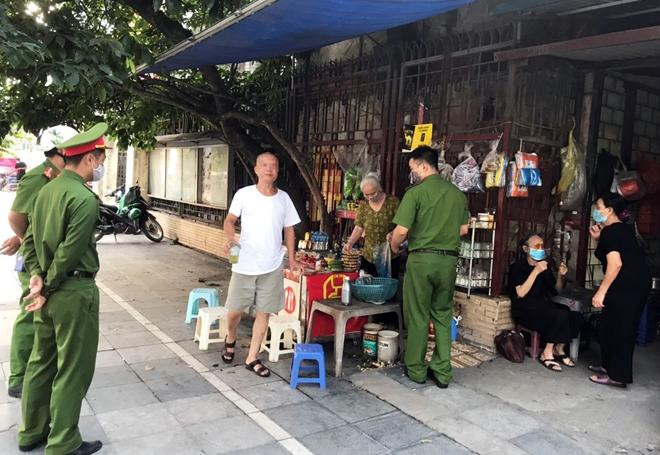 Lực lượng chức năng nhắc nhở người dân đeo khẩu trang