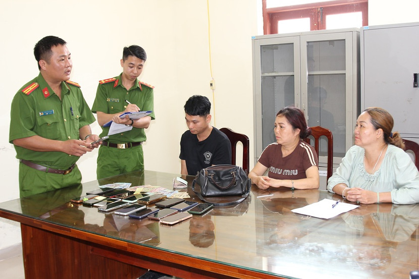 Nhóm đối tượng dàn cảnh để móc túi bị bắt giữ