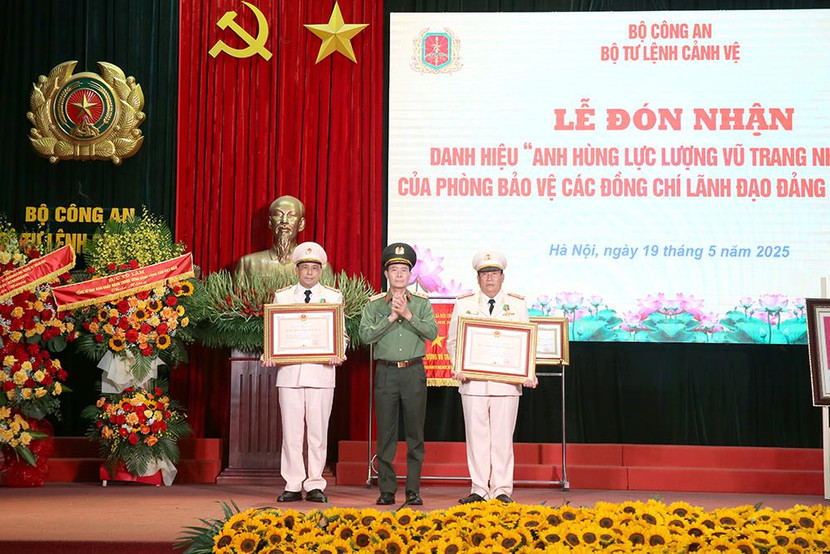 Thừa ủy quyền của lãnh đạo cấp trên, Thứ trưởng Lê Quốc Hùng trao Huân chương Bảo vệ Tổ quốc hạng Nhì tặng 2 cá nhân thuộc Phòng Bảo vệ các đồng chí lãnh đạo Đảng và Nhà nước