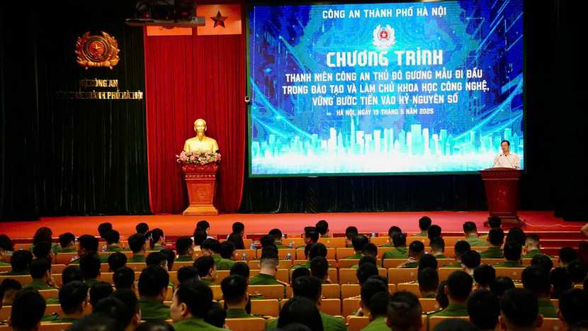 Chương trình được tổ chức theo hình thức trực tuyến tới các điểm cầu của Công an TP Hà Nội. Chương trình được tổ chức theo hình thức trực tuyến tới các điểm cầu của Công an TP Hà Nội.