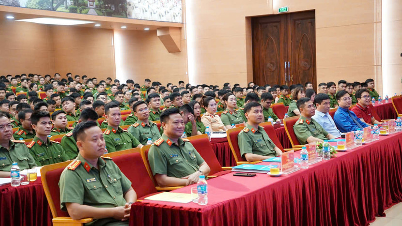 Chương trình Thanh niên Công an Thủ đô gương mẫu đi đầu trong đào tạo và làm chủ công nghệ, vững bước tiến vào kỷ nguyên số Chương trình Thanh niên Công an Thủ đô gương mẫu đi đầu trong đào tạo và làm chủ công nghệ, vững bước tiến vào kỷ nguyên số
