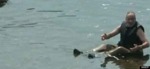 Đang bơi trên sông, bị tưởng nhầm là chết đuối ảnh 1