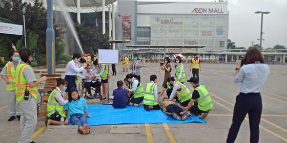 Nhiều nhân viên, khách hàng được hướng dẫn thoát nạn và sơ cứu