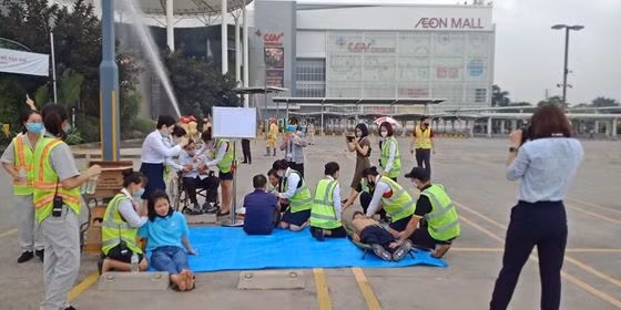 Nhiều nhân viên, khách hàng được hướng dẫn thoát nạn và sơ cứu