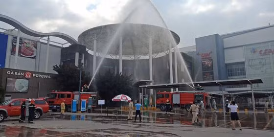 Lực lượng Cảnh sát PCCC chuyên nghiệp sử dụng các thiết bị nhanh chóng khống chế đám cháy