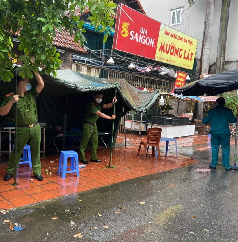 Hình ảnh CBCS Công an quận Đống Đa dưới cơn mưa lớn chiều nay