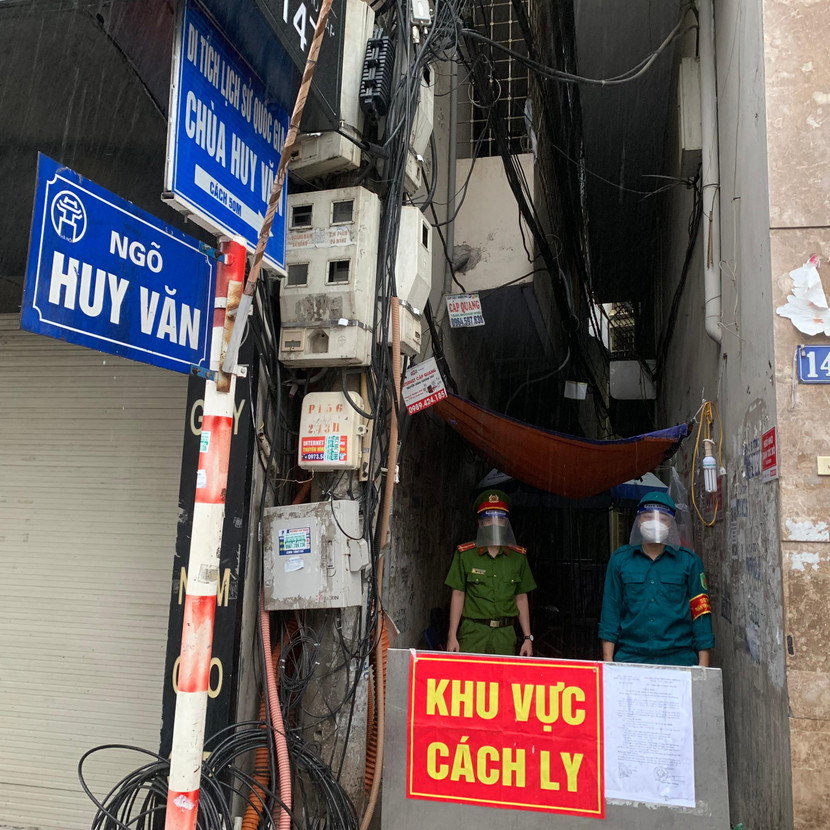 Lực lượng Công an quận Đống Đa bám chốt tại ngõ Huy Văn