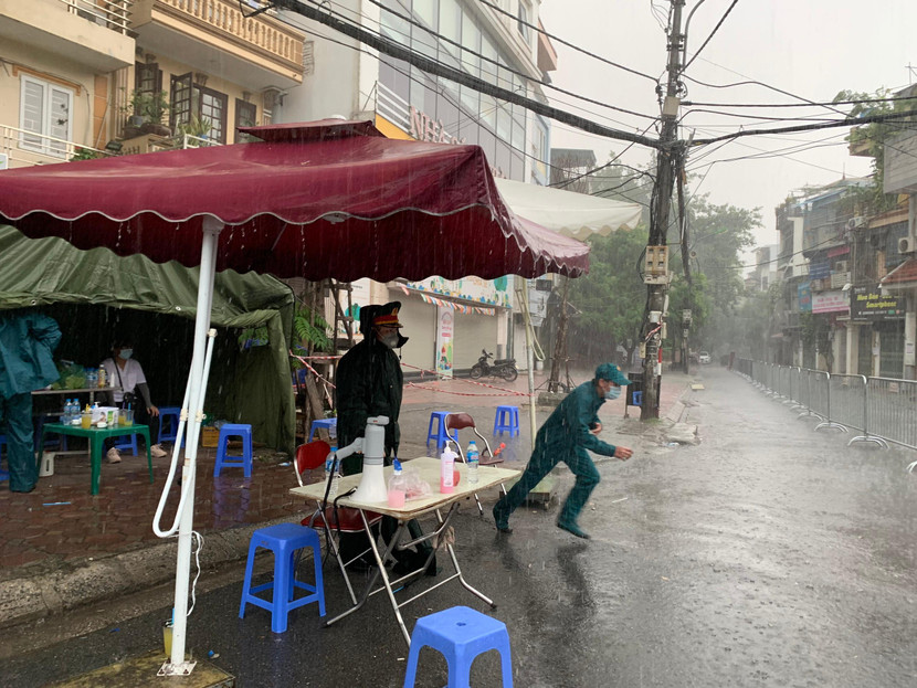 Các CBCS tại chốt phòng chống dịch Văn Chương - Văn Chương 2