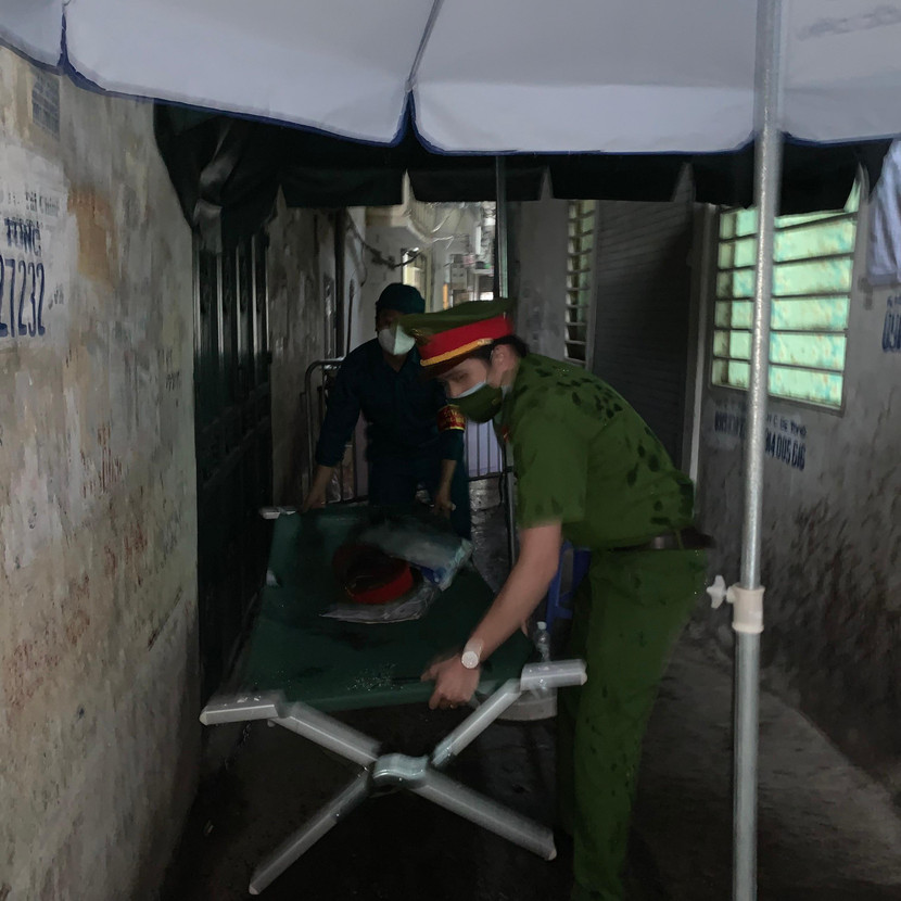 Mưa lớn khiến anh em trực chốt phải tìm chỗ kê lại đồ đạc khỏi ướt