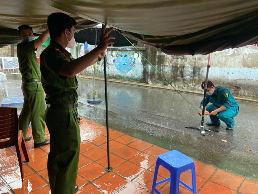 Anh em CBCS gia cố lại lều bạt để chống chọi với mưa lớn