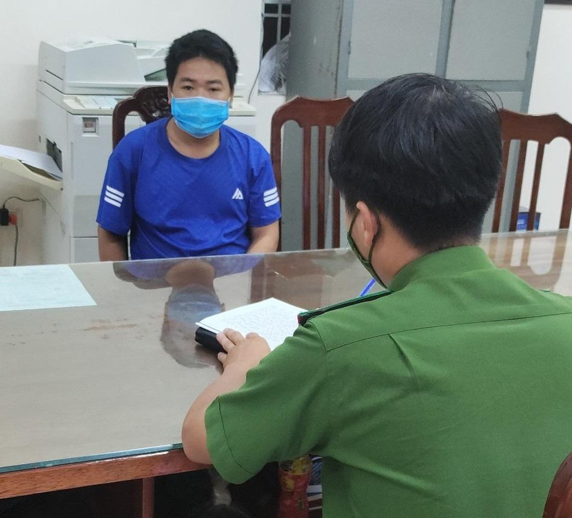 Công an xã Phú Kim lập hồ sơ xử lý đối tượng chống người thi hành công vụ Công an xã Phú Kim lập hồ sơ xử lý đối tượng chống người thi hành công vụ