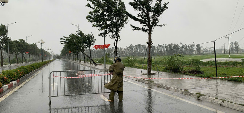 Thực hiện chỉ đạo, ngay từ chiều 7-9, lực lượng Công an thuộc các đơn vị của Công an huyện Thạch Thất đã trực 100% tại các địa bàn nguy hiểm