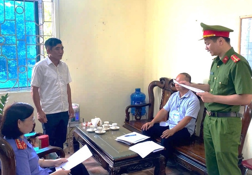 Cơ quan điều tra tống đạt các quyết định khởi tố đối với Phạm Ngọc Duân