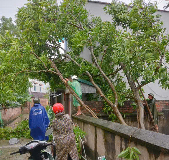 Trong đêm 7-9 và sáng 8-9, lực lượng Công an huyện Thạch Thất sẽ tiếp tục ứng trực, giúp đỡ nhân dân vượt qua bão.