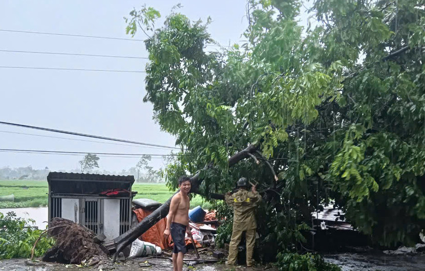 Với quyết tâm, nỗ lực đồng hành giúp đỡ nhân dân vượt qua khó khăn trong cơn bão