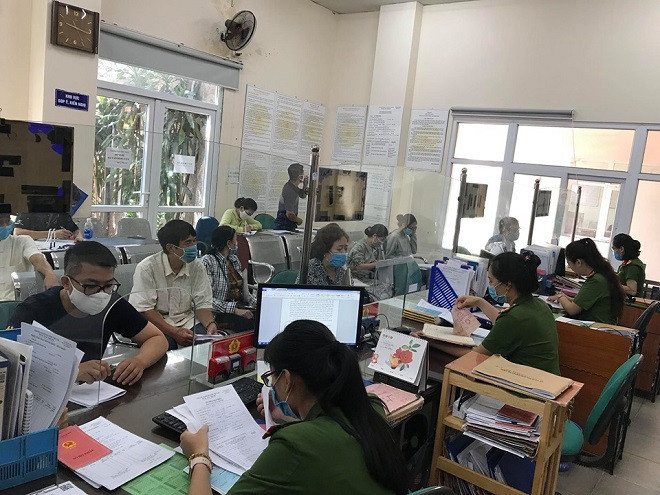 Cán bộ chiến sỹ Đội Cảnh sát Quản lý hành chính về trật tự xã hội, Công an quận Đống Đa tiếp dân, giải quyết các thủ tục hành chính