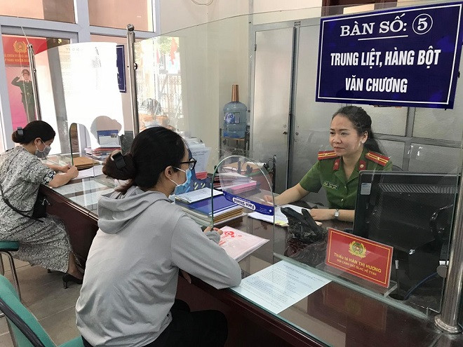 Thiếu tá Hàn Thị Hương, cán bộ Đội Cảnh sát Quản lý hành chính về trật tự xã hội Công an quận Đống Đa giải quyết các thủ tục về hộ khẩu cho người dân