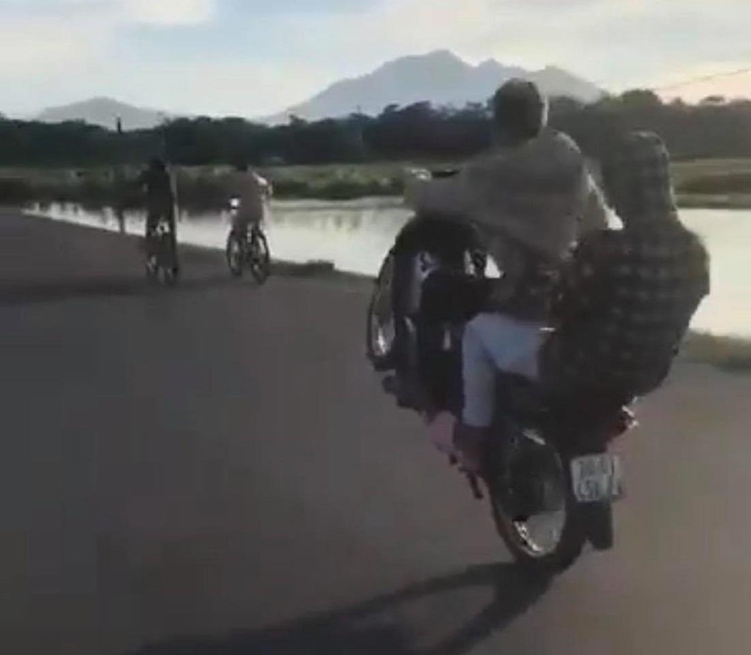 Hình ảnh 2 nam thanh niên điều khiển xe máy bằng 1 bánh Hình ảnh 2 nam thanh niên điều khiển xe máy bằng 1 bánh