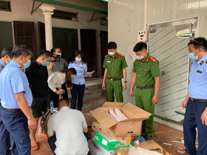 Lực lượng chức năng phát hiện kho hàng chưa xuất trình được hóa đơn Lực lượng chức năng phát hiện kho hàng chưa xuất trình được hóa đơn