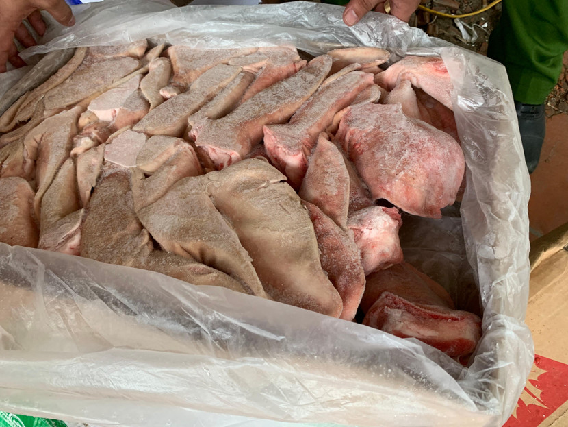 Thực phẩm là tai lợn, chân giò, thịt bò.... Thực phẩm là tai lợn, chân giò, thịt bò....