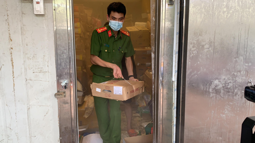 Lực lượng Công an kiểm tra thực phẩm không rõ nguồn gốc, xuất xứ Lực lượng Công an kiểm tra thực phẩm không rõ nguồn gốc, xuất xứ