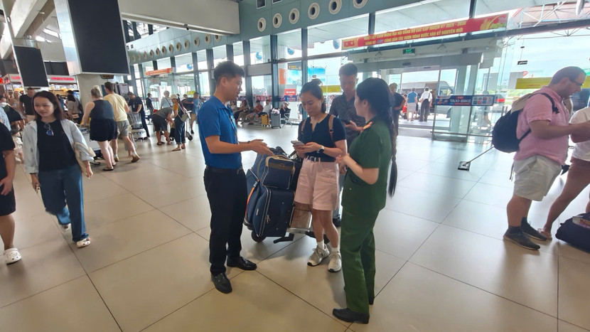 Công an Hà Nội cùng các lực lượng tận tình hướng dẫn người dân