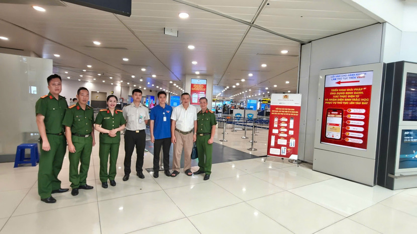 Lực lượng chức năng triển khai lực lượng hỗ trợ nhân dân sử dụng ứng dụng VNeID trong quá trình "check-in", làm thủ tục lên tàu bay.