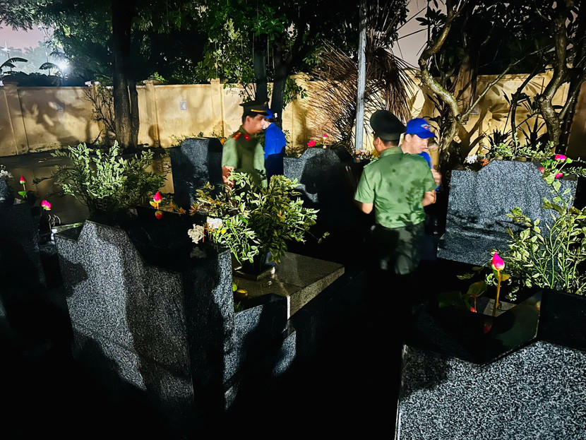 Các cán bộ, đoàn viên thắp nến tri ân các Anh hùng Liệt sĩ và dâng hương, dâng hoa, thắp nến tại Đài tưởng niệm và từng phần mộ của các Anh hùng liệt sĩ trong khuôn viên Nghĩa trang Liệt sĩ phường Thanh Liệt.