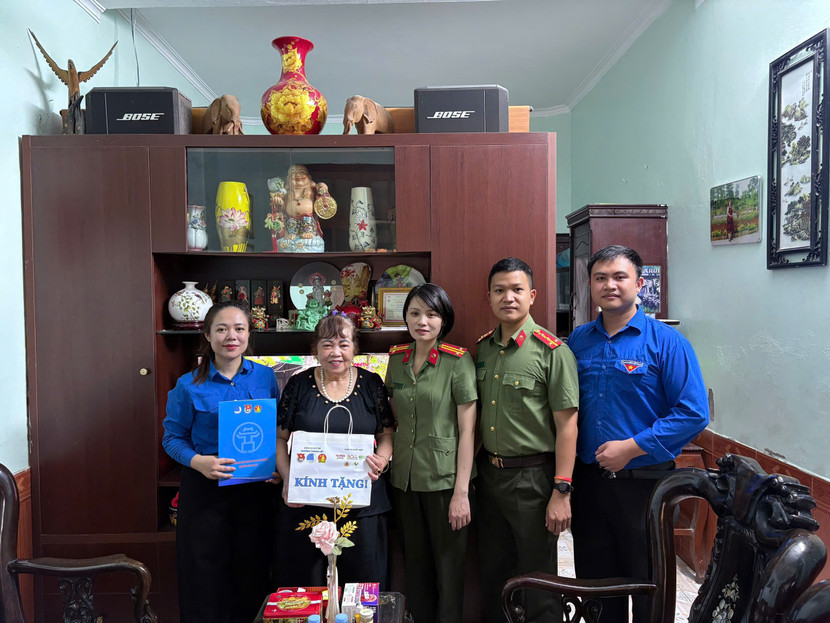 Thăm hỏi, tặng quà các gia đình thương binh, liệt sỹ trên địa bàn phường Thanh Liệt