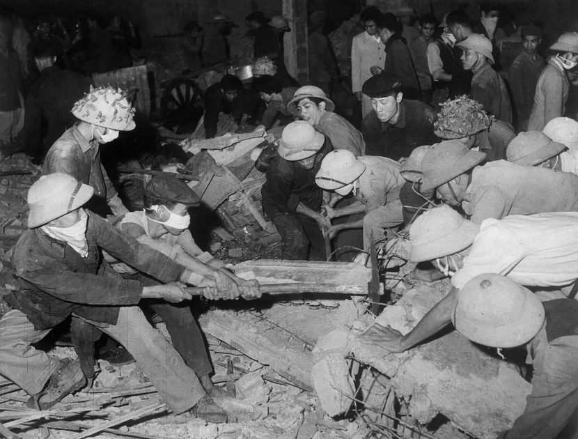 Cán bộ chiến sĩ Công an Thủ đô tham gia cứu sập, cứu thương sau trận bom phá hoại của giặc Mỹ Cán bộ chiến sĩ Công an Thủ đô tham gia cứu sập, cứu thương sau trận bom phá hoại của giặc Mỹ