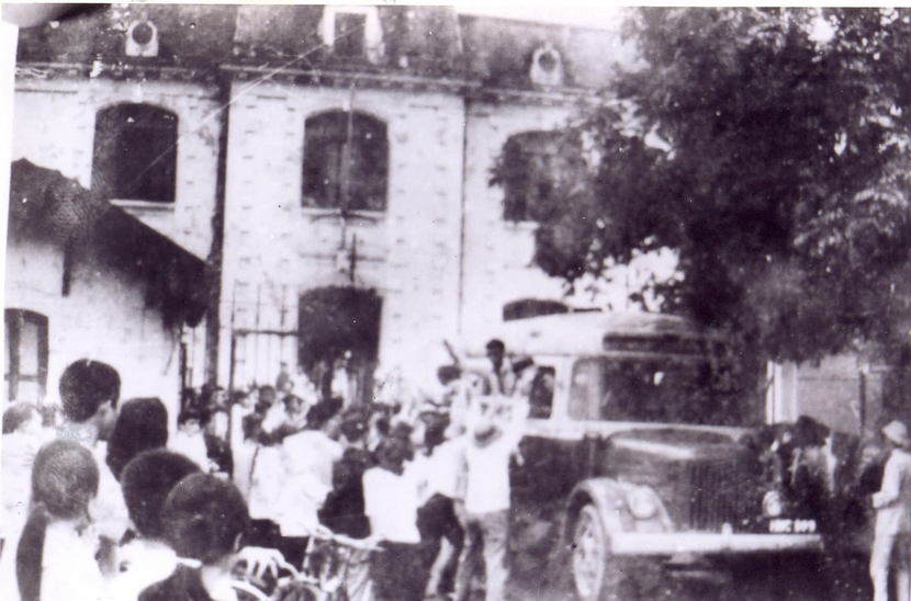 Tiễn cán bộ chiến sĩ lên đường chi viện cho chiến trường miền Nam Tiễn cán bộ chiến sĩ lên đường chi viện cho chiến trường miền Nam