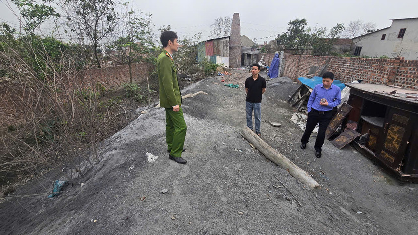 Công an tỉnh Bắc Ninh phát hiện, bắt quả tang một cơ sở đổ trái phép xỉ thải phát sinh từ lò nấu nhôm ra môi trường