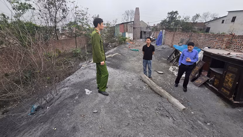 Công an tỉnh Bắc Ninh phát hiện, bắt quả tang một cơ sở đổ trái phép xỉ thải phát sinh từ lò nấu nhôm ra môi trường