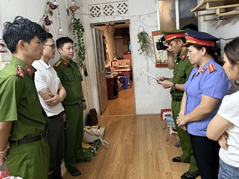 Cơ quan điều tra tống đạt các quyết định tố tụng đối với Đinh Văn Dương Cơ quan điều tra tống đạt các quyết định tố tụng đối với Đinh Văn Dương