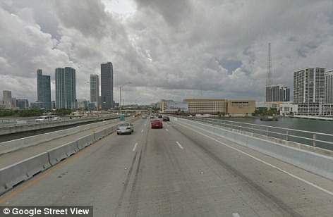 Sự việc xảy ra ở đường MacArthur, Miami, Hoa Kỳ khiến giao thông tắc nghẽn Sự việc xảy ra ở đường MacArthur, Miami, Hoa Kỳ khiến giao thông tắc nghẽn