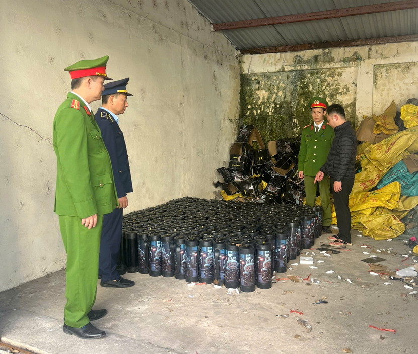 Cơ quan chức năng phát hiện số lượng lớn bình khí 'cười'