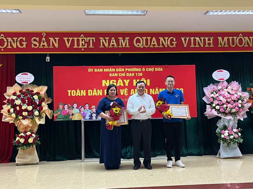 Đồng chí Đinh Trường Thọ - Bí thư quận uỷ Đống Đa trao khen thưởng của UBND quận cho đại diện các tập thể có thành tích xuất sắc Đồng chí Đinh Trường Thọ - Bí thư quận uỷ Đống Đa trao khen thưởng của UBND quận cho đại diện các tập thể có thành tích xuất sắc