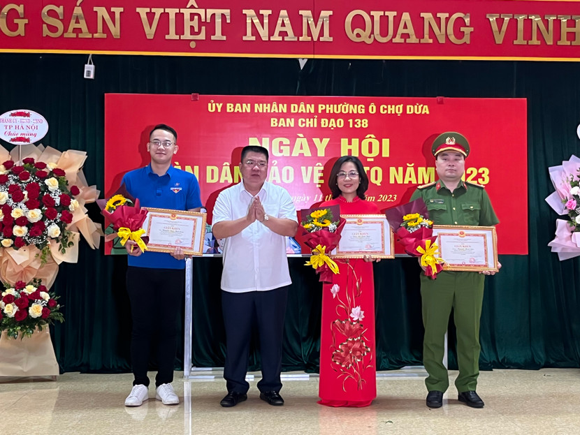 Đồng chí Trịnh Hữu Tuấn - Phó Chủ tịch UBND quận Đống Đa trao khen thưởng cho các cá nhân có thành tích xuất sắc Đồng chí Trịnh Hữu Tuấn - Phó Chủ tịch UBND quận Đống Đa trao khen thưởng cho các cá nhân có thành tích xuất sắc