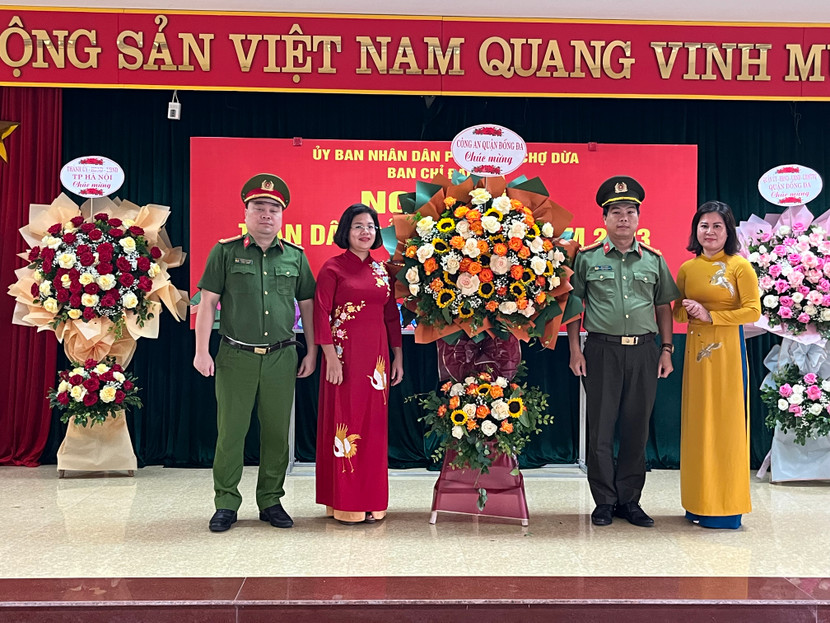 Đại diện Công an quận Đống Đa tặng hoa chúc mừng ngày hội phường Ô Chợ Dừa Đại diện Công an quận Đống Đa tặng hoa chúc mừng ngày hội phường Ô Chợ Dừa